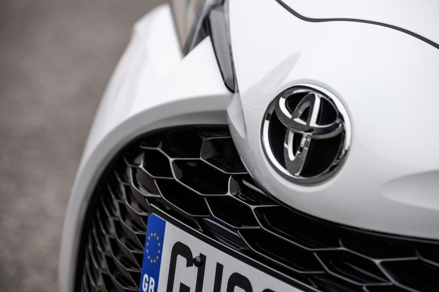 Логотип Toyota Yaris Hybrid GR Sport 2019 года  (UK) (фото 26 из 40)